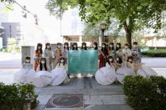 卖花姑娘在京城演绎传播中华医药文化