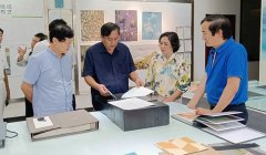 崔建新会长考察北京特普丽装饰装帧材料有限公司